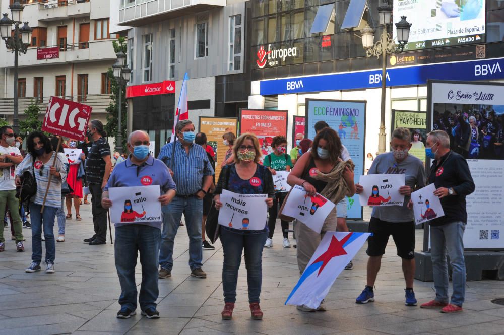 Concentración de la comunidad educativa en Vilagarcía.