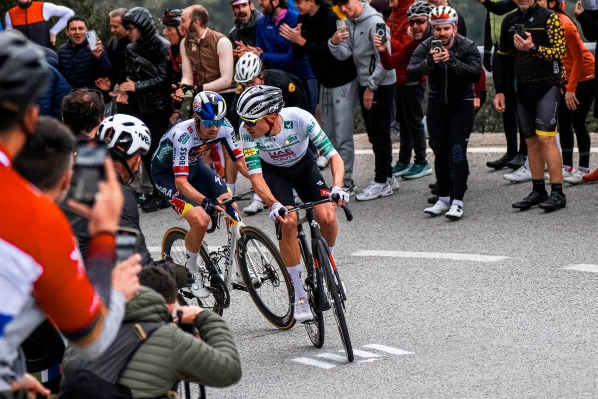 Ayuso, con el jersey de líder, controla a Roglic en la Volta