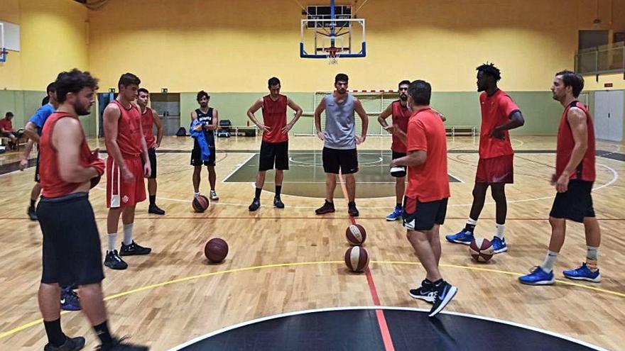 Cesc Senpau donant ordres a l&#039;equip durant un entrenament.