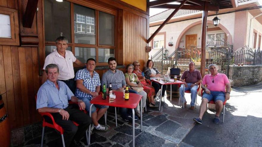 Jóvenes y viejas glorias del Pillarno, ayer, durante una comida en un conocido restaurante del pueblo.