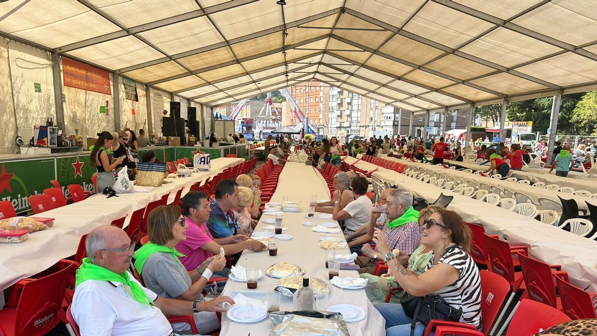 La receta de Versalles para superar las altas temperaturas que asolan Avilés: "Sidra, empanada y ambiente de fiesta"