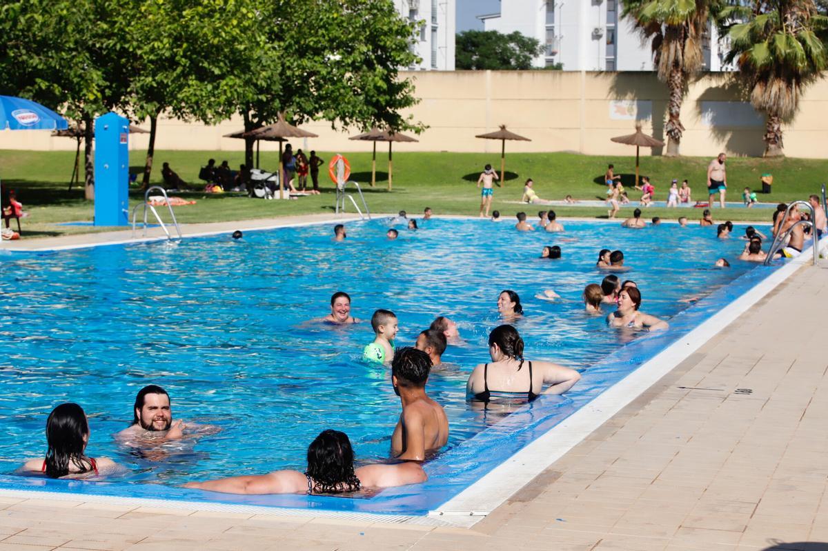 primer día de piscina en la calle Marbella, gente en la piscina municipal de la calle Marbella