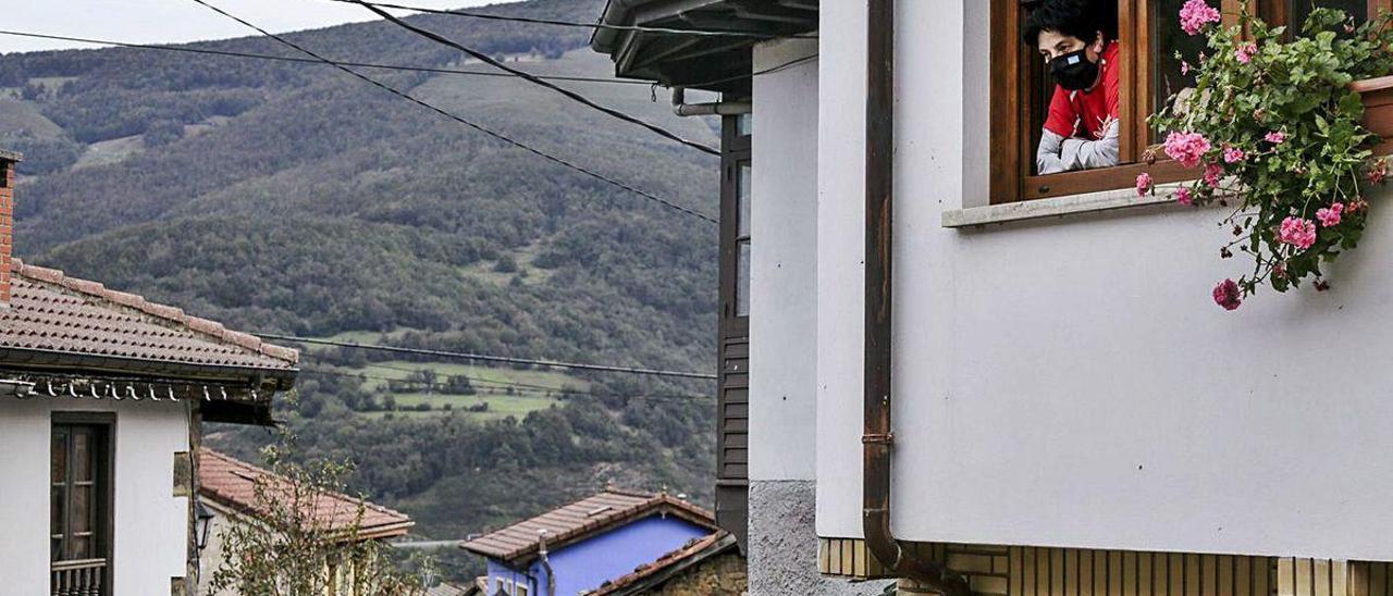 María José Rodríguez, asomada a la ventana de su casa en Xomezana Riba.