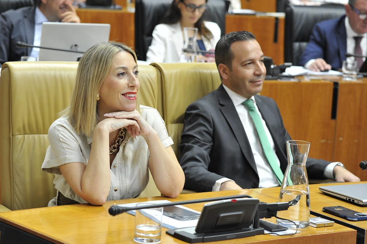 La presideta de la Junta, María Guardiola, y el vicepresidente de Vox, Óscar Fernández, en el pleno de la Asamblea de Extremadura.