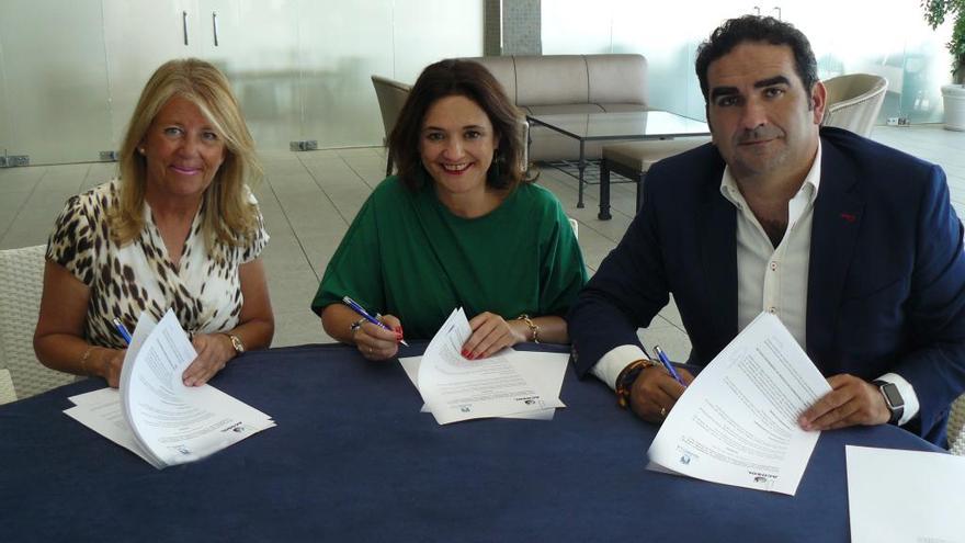 La alcaldesa de Marbella, Ángeles Muñoz, la presidenta de la Mancomunidad Occidental y de Acosol, Margarita del Cid, y el consejero delegado de Acosol, Manuel Cardeña firman el convenio.