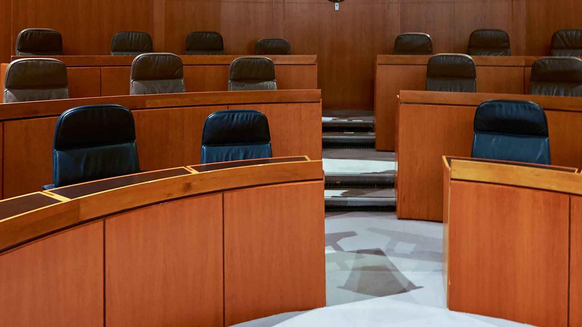 Despiden a un empleado tras ser pillado sin ropa con una mujer en las instalaciones de la empresa: lo declaran improcedente y debe o readmitirle o pagarle más de 9.000 euros