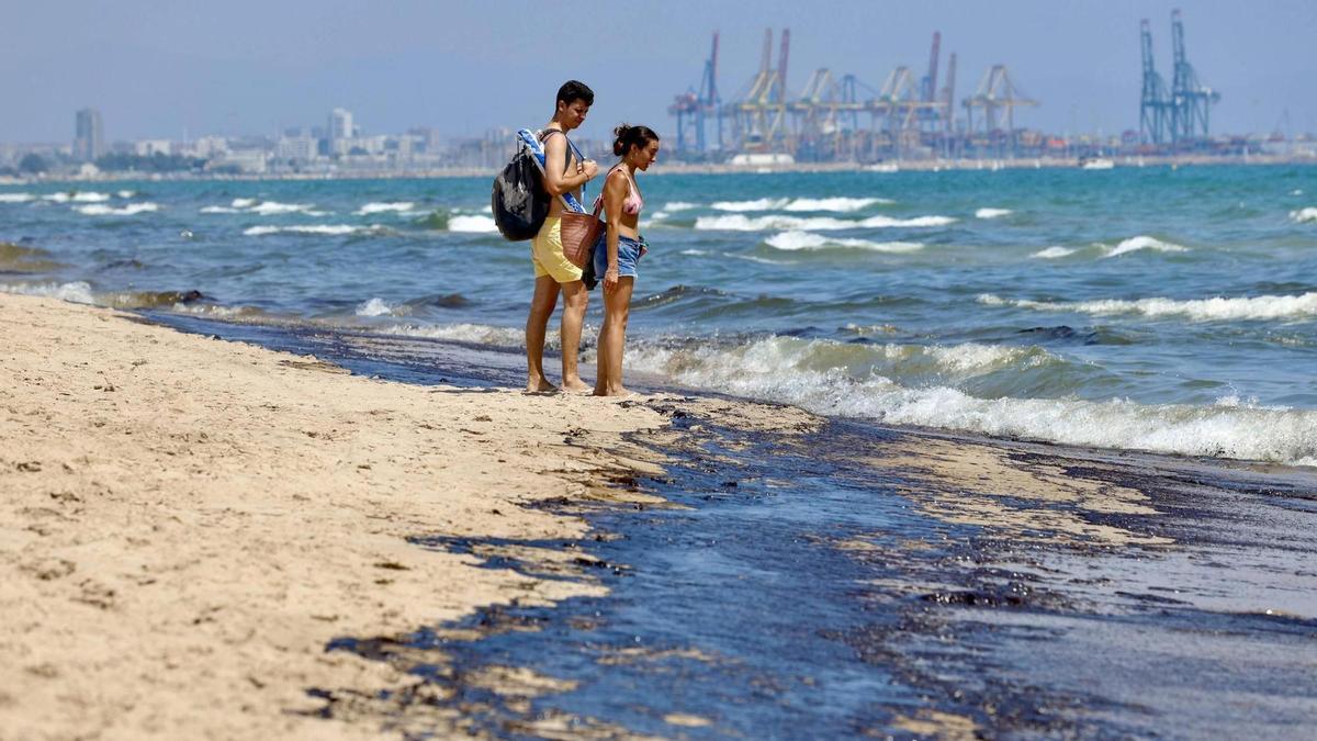 Vertido de fuel en las playas del sur de València