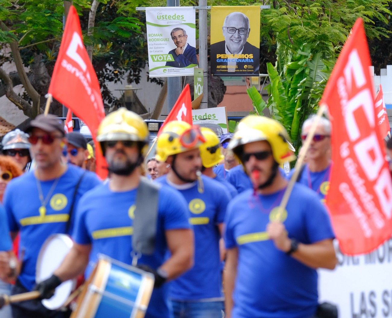 Los bomberos se manifiestan contra el Cabildo para exigir 80 trabajadores más