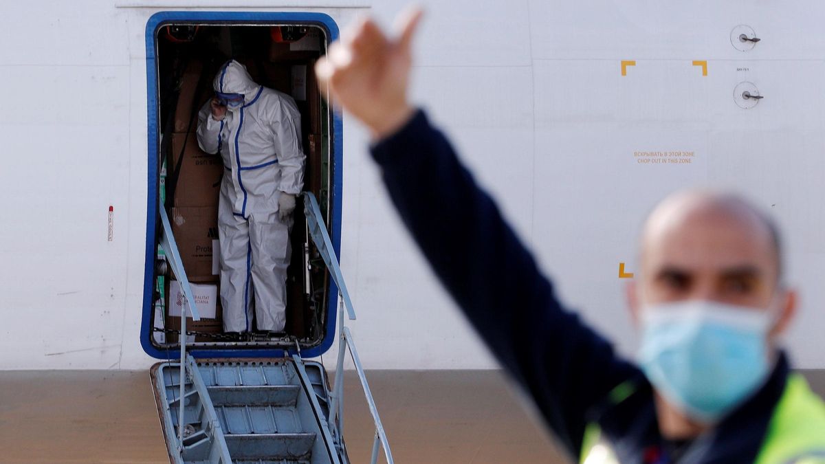 Un avión procedente de China con material sanitario contra la covid aterriza en Manises, en abril de 2020.