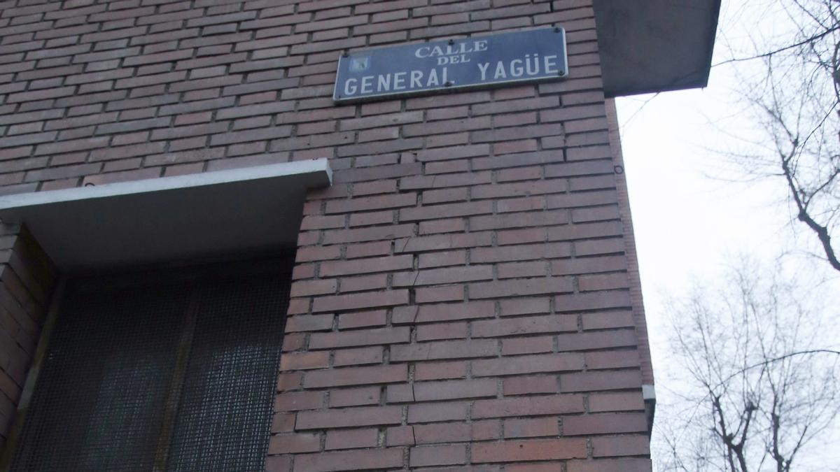 Un grupo de activistas trata de renombrar la calle del franquista General Yagüe en Madrid después de que el Ayuntamiento eliminara el nombre de la maestra Petra Cuevas, nombre dado por el Consistorio anterior en cumplimiento de la ley de Memoria Histórica y volviese a la nomenclatura anterior.