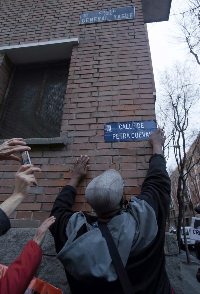 Un grupo de activistas trata de renombrar la calle del franquista General Yagüe en Madrid después de que el Ayuntamiento eliminara el nombre de la maestra Petra Cuevas, nombre dado por el Consistorio anterior en cumplimiento de la ley de Memoria Histórica y volviese a la nomenclatura anterior.