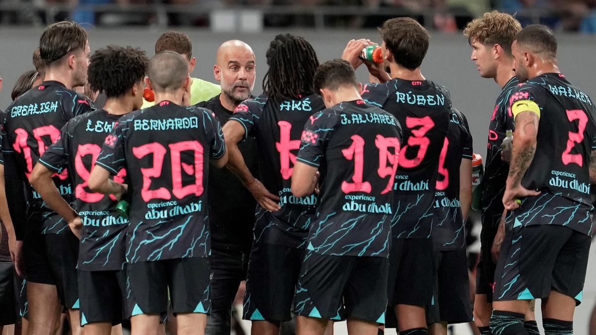 Guardiola habla con la plantilla del City en un parón del amistoso frente al Bayern.