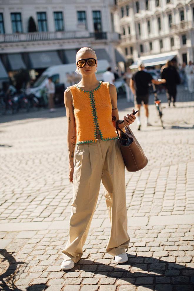 Los pantalones de pinza anchos son tendencia en el 'street style'