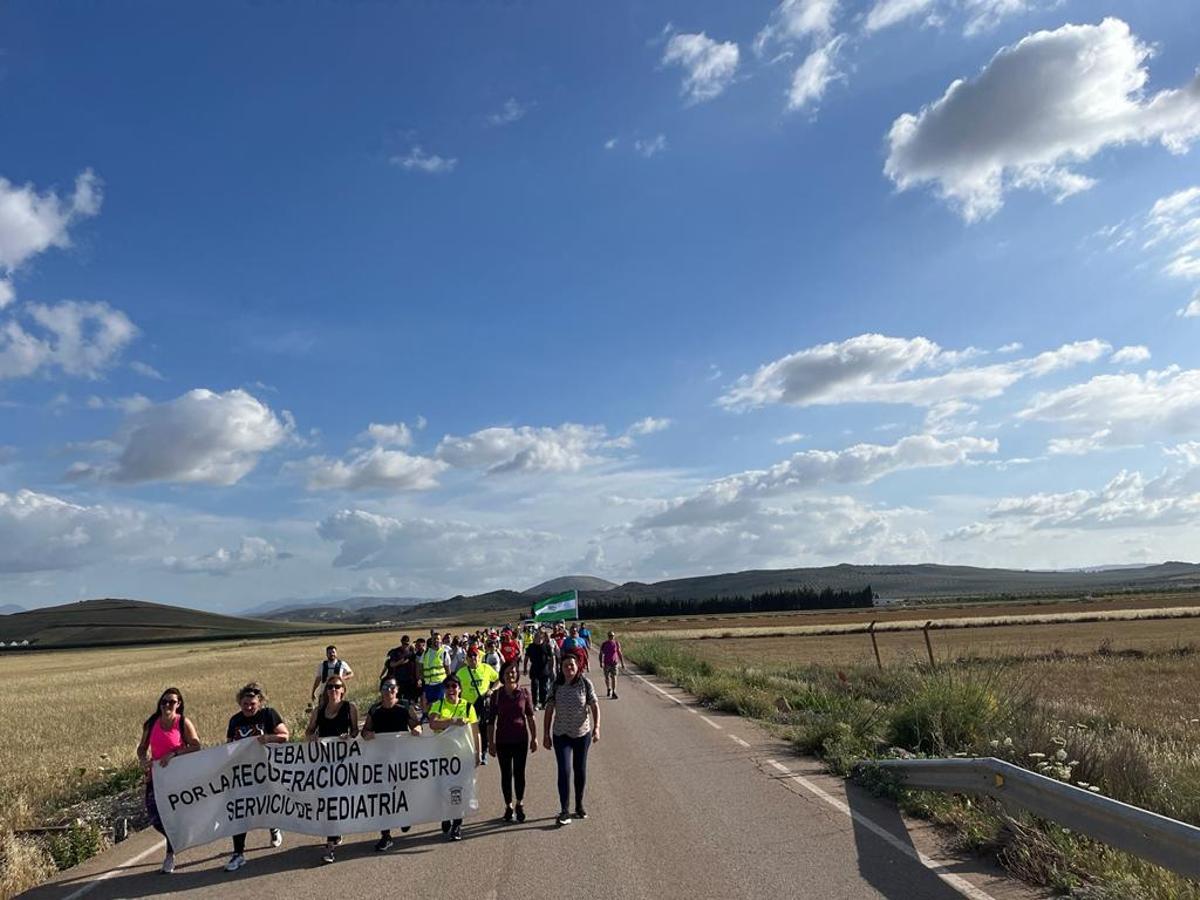 Vecinos de Teba, durante la marcha a pie.