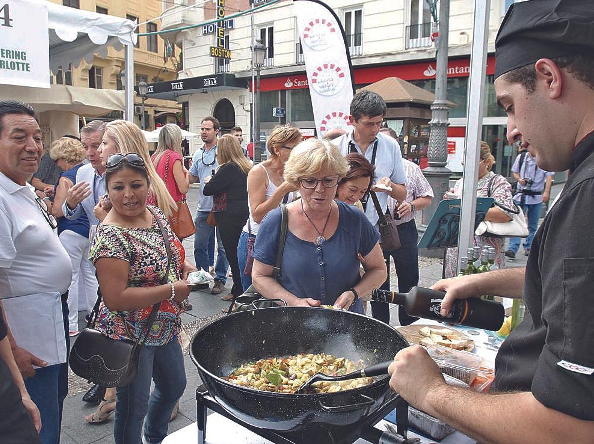 Uno de los principales atractivos es poder contemplar cómo reconocidos chefs preparan suculentos platos en vivo.