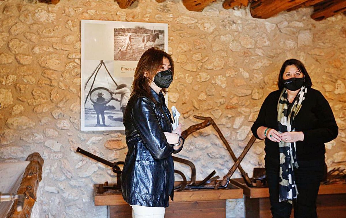 Sara Ramón y Lina Sansano, en uno de los corrales acondicionados. | TONI ESCOBAR
