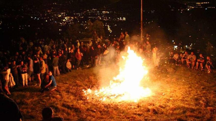 Hoguera en la cima del monte de A Peneda en la pasada edición de la Festa dos Fachos. // Jorge Castro