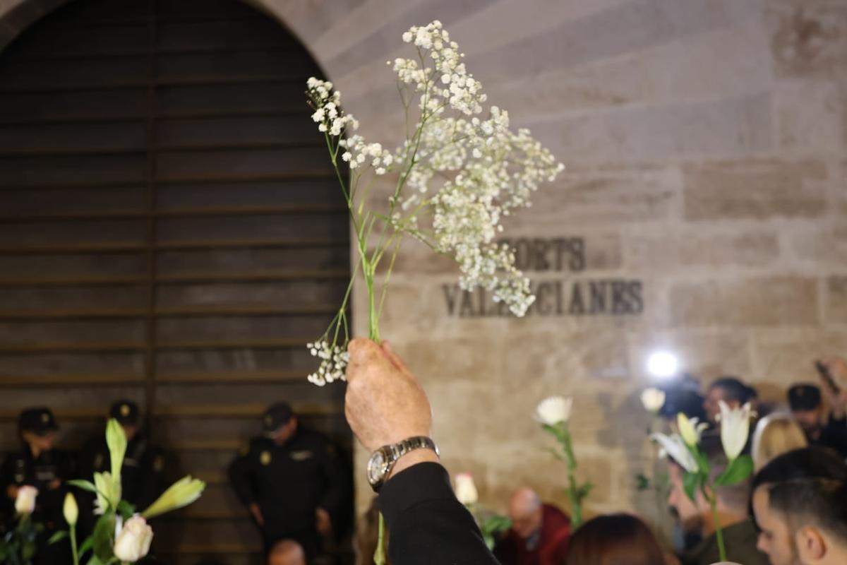 Decenas de valencianos se concentran frente a las Corts para pedir el enjuiciamiento de Mazón por su gestión de la dana
