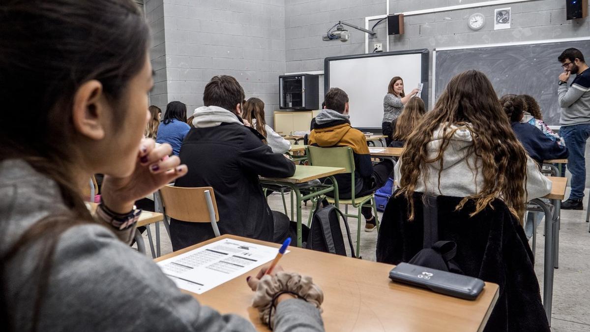 Pruebas de competencias básicas de cuarto de la ESO en el instituto La Llacuna de Barcelona, en febrero del 2018.