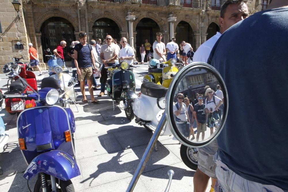 Concentración de vespas en Gijón