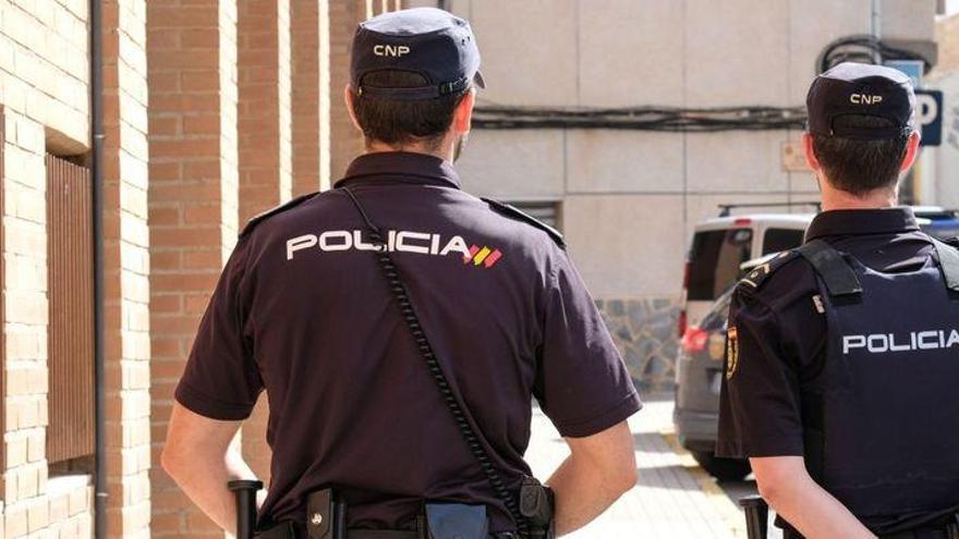 Agrede sexualmente a una joven y le roba la cartera en Alicante.