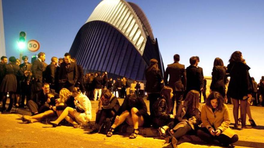 Centenares de jóvenes a la salida de la «discoteca» hacia las siete de la mañana.