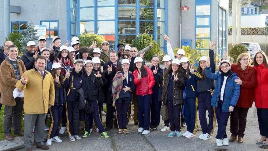 Alumnos de San José de A Guía, junto al alcalde, en su visita .