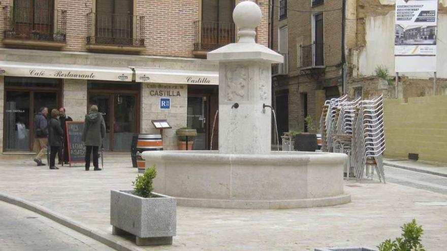 En la fotografía, el agua mana de la fuente de Bollos de Hito. Foto