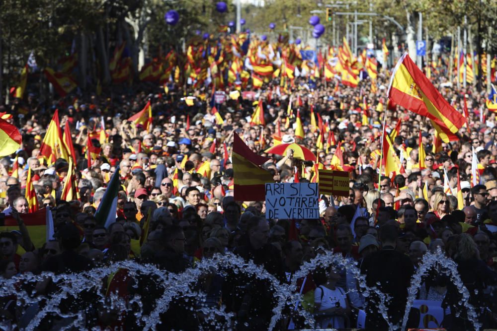 Milers de persones es manifesten a favor de la unitat d'Espanya a Barcelona