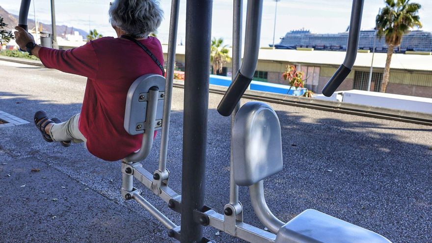 Una mujer de la ‘generación Silver’ hace ejercicio en un aparato deportivo público en Santa Cruz de Tenerife. | MARÍA PISACA