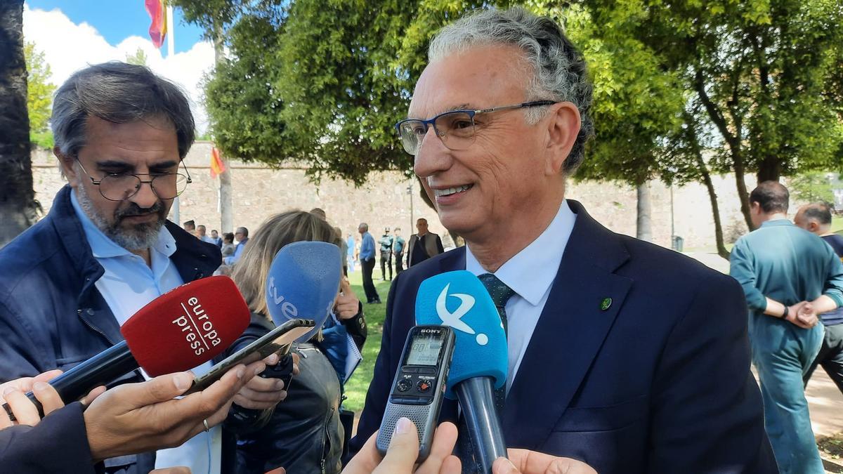 El delegado del Gobierno en Extremadura, Jose Luis Quintana atiende a los medios, este martes.