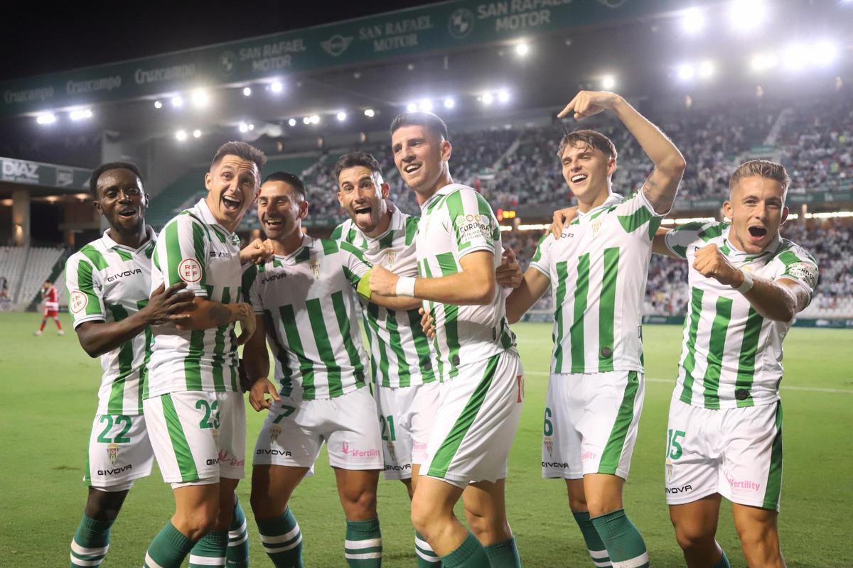 Alberto Toril celebra con sus compañeros el gol anotado al Recreativo Granada, en El Arcángel.