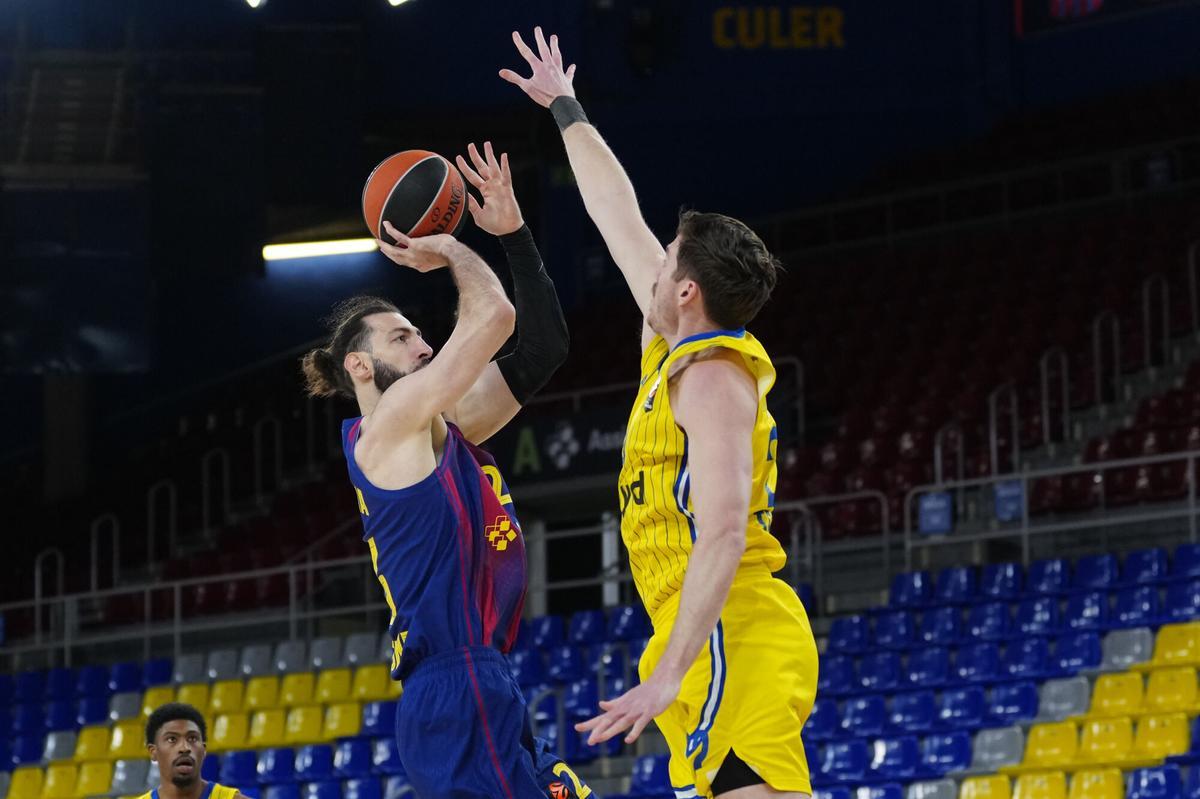 Shengelia lanza a canasta ante Lear, este martes en el Palau contra el Maccabi.