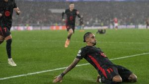 Raphinha festeja el 4-5 decisivo que le da el triunfo al Barça sobre el Benfica en Lisboa.