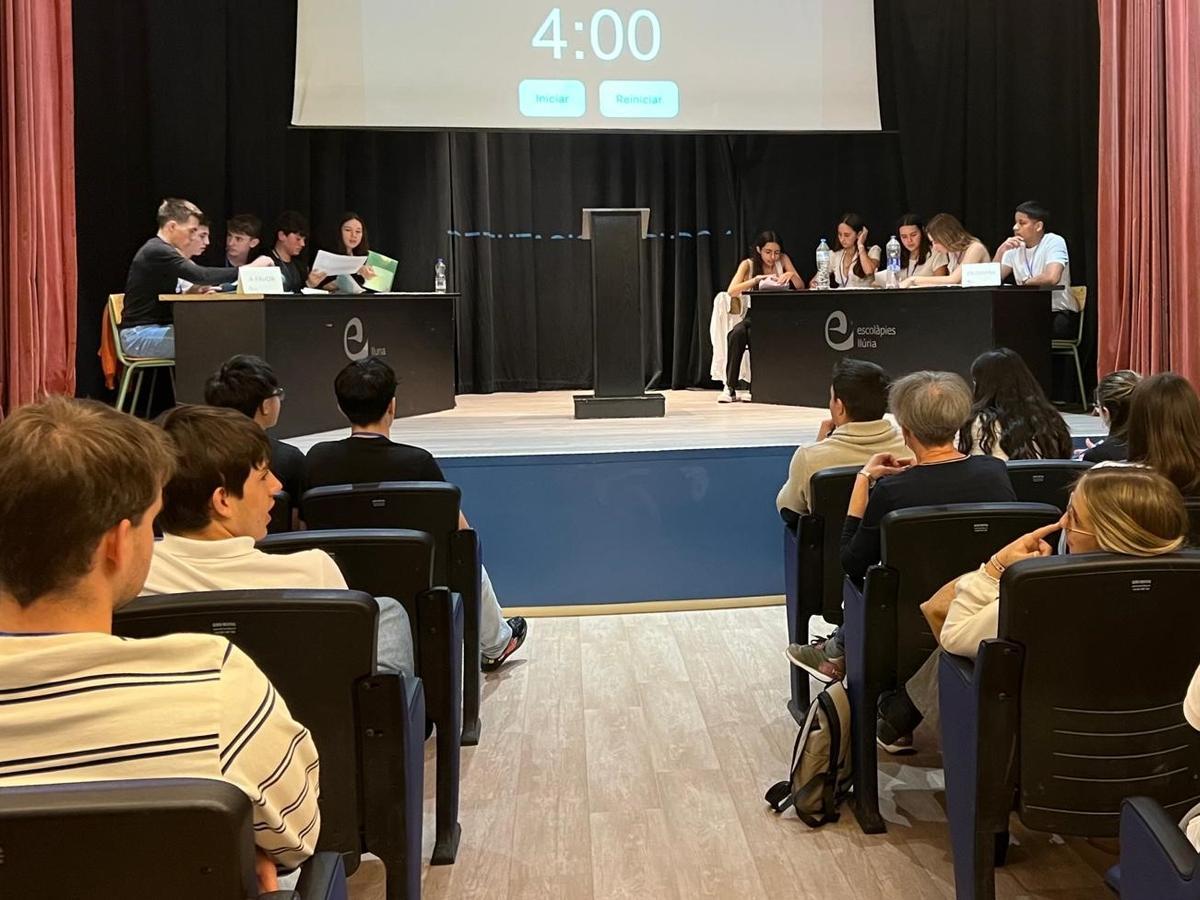 Un instant del debat, amb l'equip de les Escolàpies Figueres a la dreta de la imatge