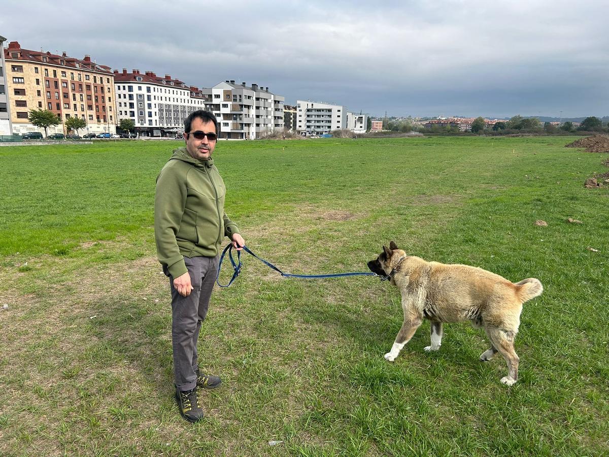 Ernesto García, con su perro Aslan, en la zona que se urbanizará.