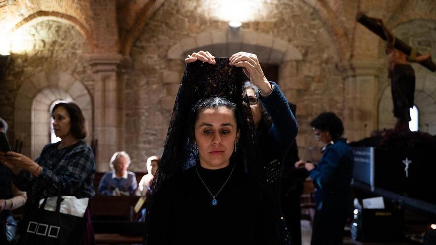 Galería | Así se preparan las mantillas para salir en Cáceres con la Virgen de la Esperanza