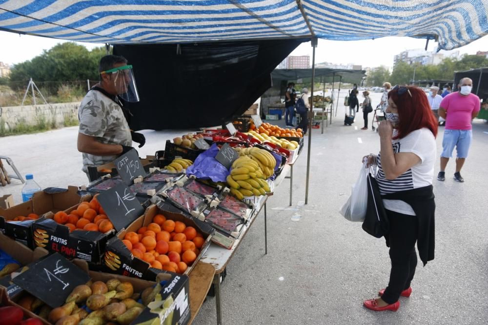 El mercadillo de Huelin vuelve a abrir tras entrar Málaga en la Fase 1.