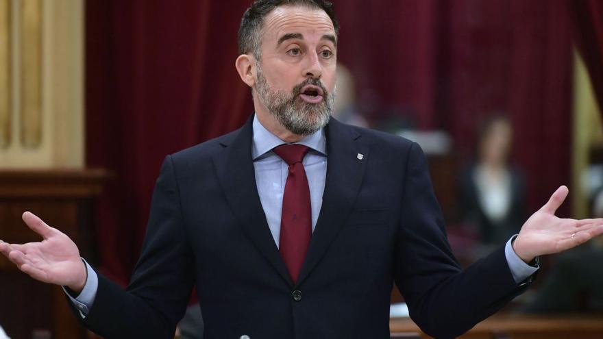 El conseller balear de Vivienda, José Luis Mateo, durante una intervención en el Parlament. | EFE