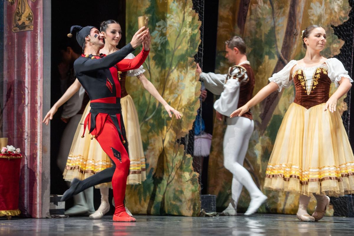 La magia de «El lago de los cisnes» brilló sobre el escenario del Teatro María Luisa.
