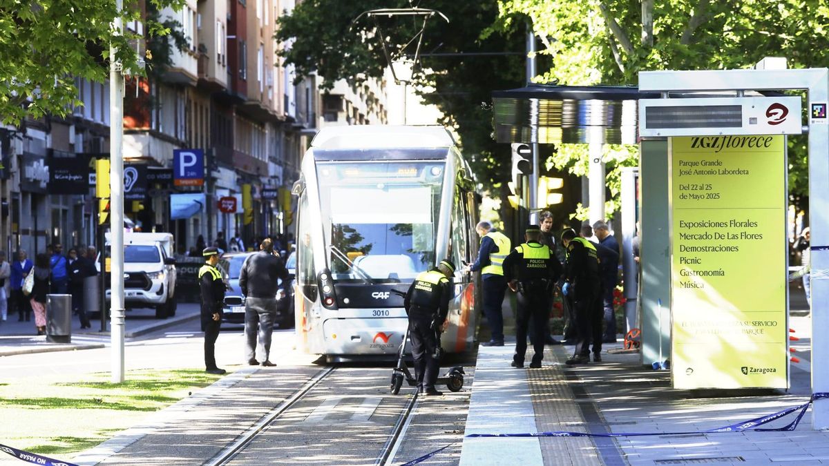 Imagen del accidente del tranvía en la plaza San Francisco de Zaragoza, hace un mes.