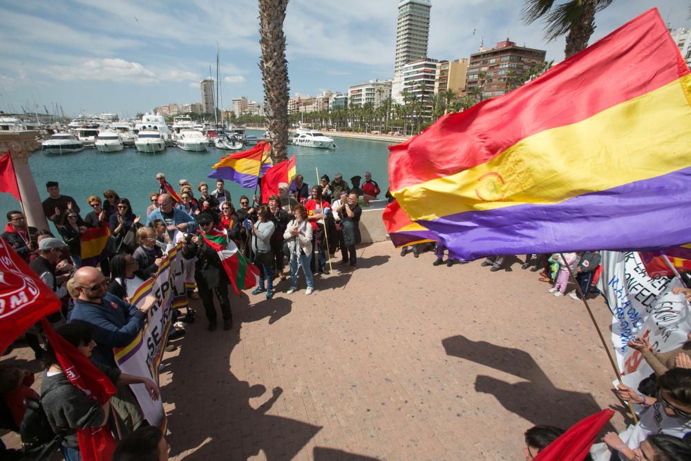 Más de 300 personas reivindican la República en Alicante