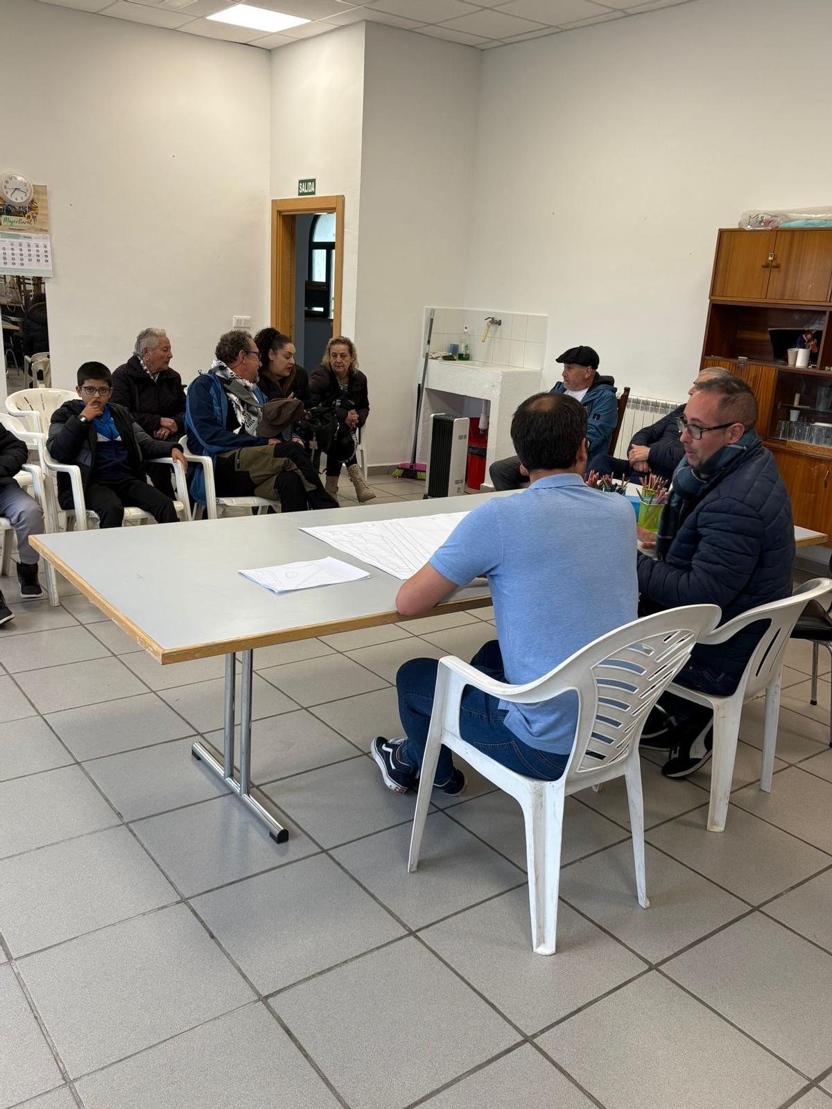 Una de las reuniones con los vecinos de San Frontis.