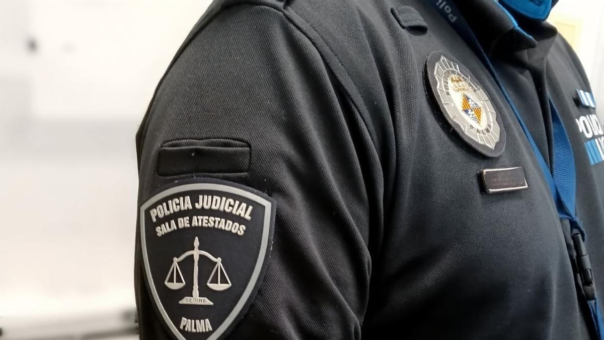 Un agente de la Sala de Atestados de la Policía Local de Palma.