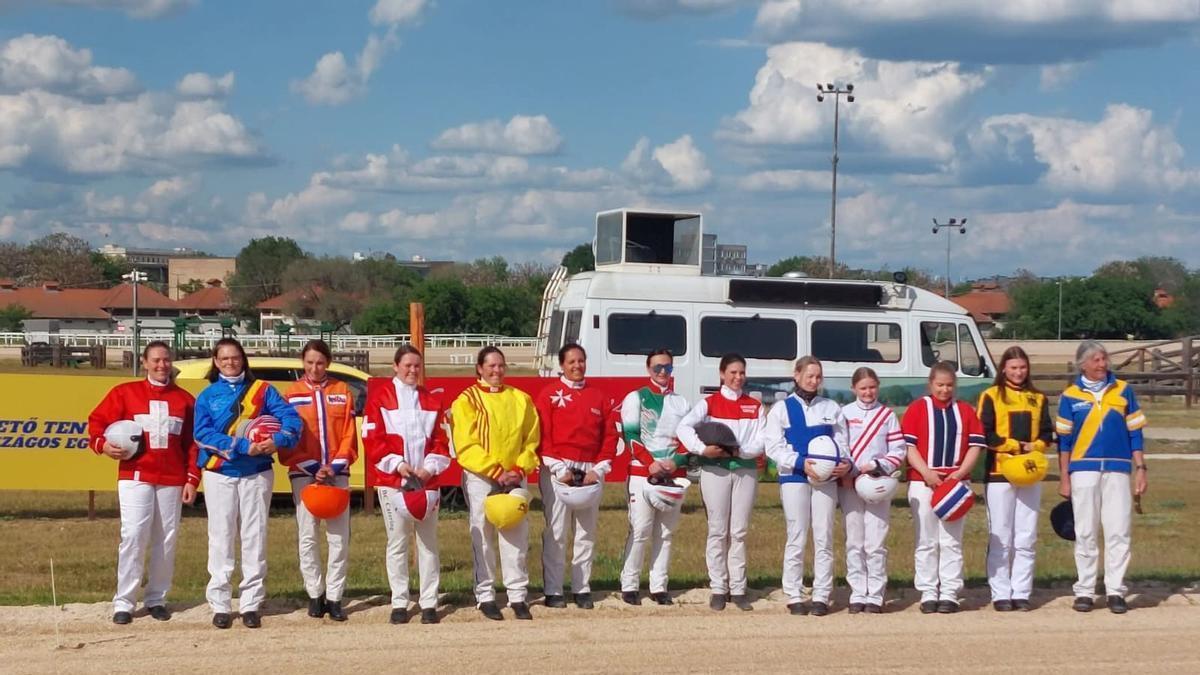 Antonia Vaquer (quinta por la izquierda, de amarillo), con el resto de conductoras en el Europeo