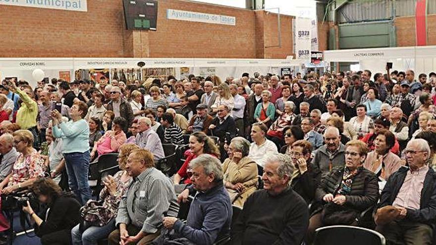 Pabellón polideportivo de Tábara abarrotado de público durante la inauguración.