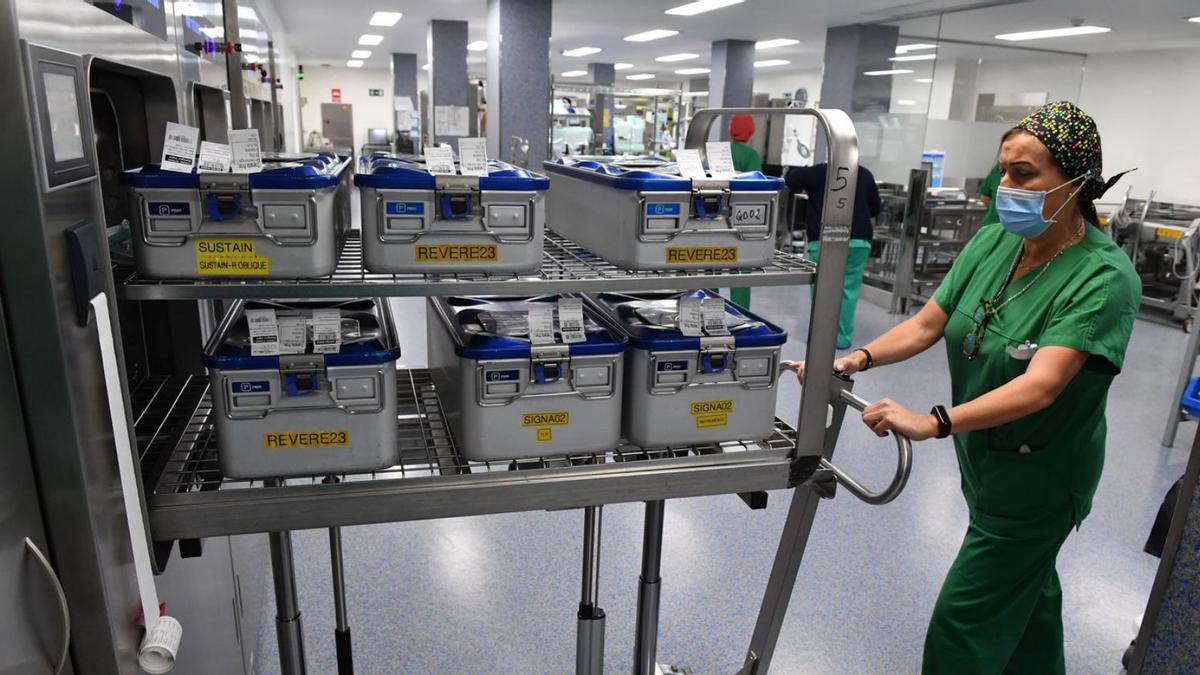 Un momento del procesado de instrumental médico en la Central Integral de Esterilización del Chuac.  | // VÍCTOR ECHAVE