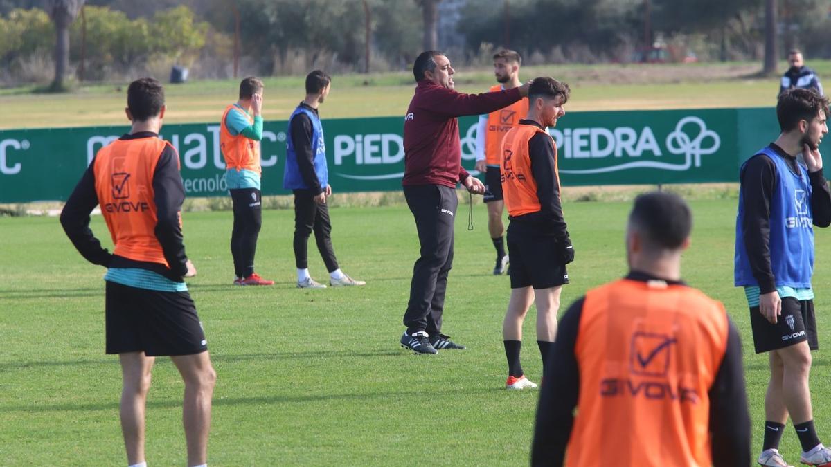 Germán Crespo da instrucciones a sus jugadores durante el entrenamiento de este martes, último antes del choque ante el Sevilla FC.