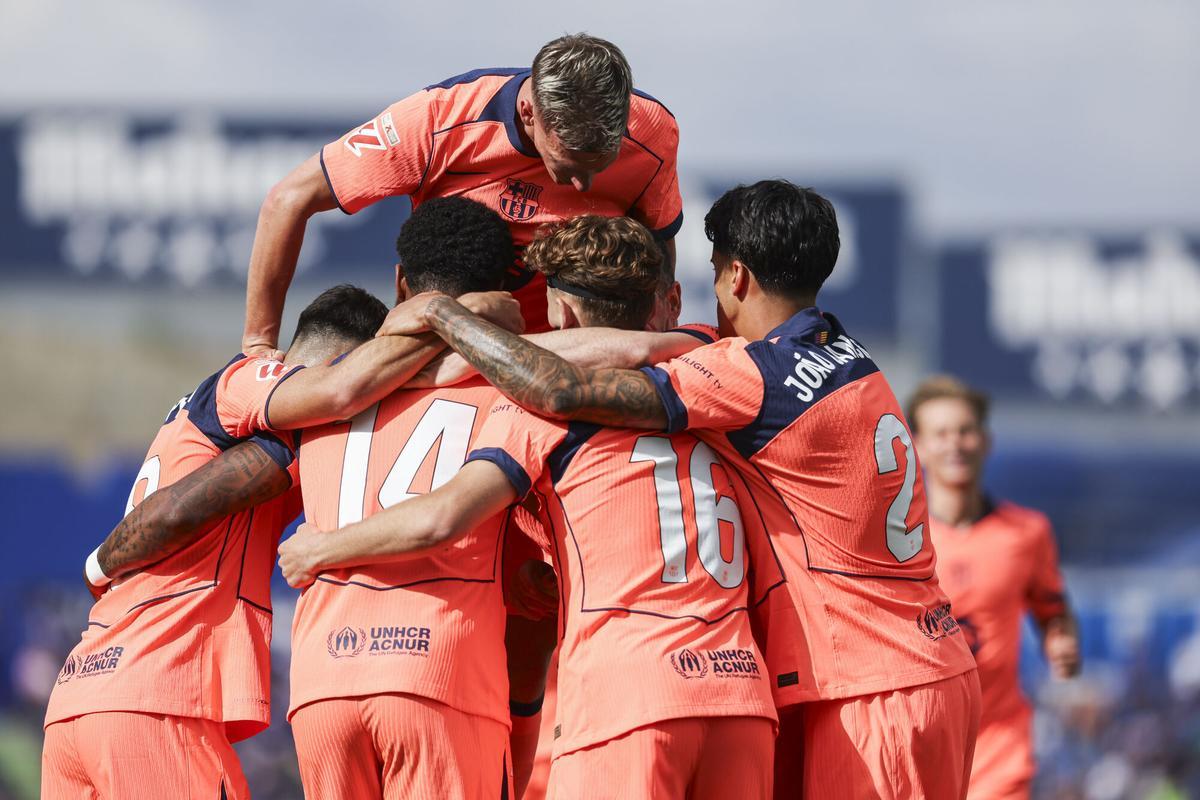 Los jugadores del Barça se apiñan sobre Marcus Rashford, autor del 0-2 en el campo del Getafe el pasado fin de semana.