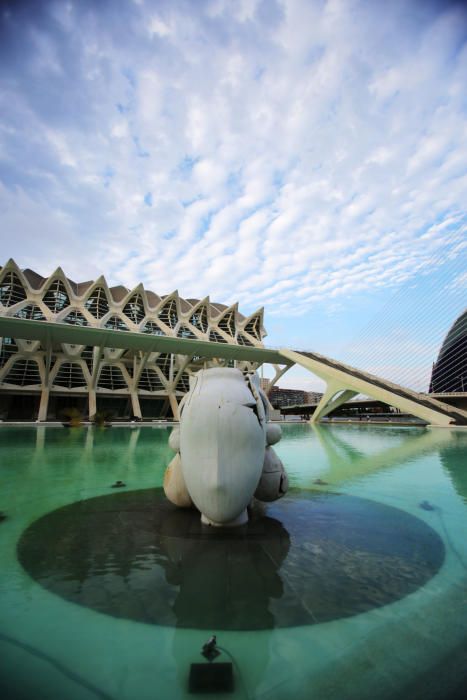 Esculturas de Manolo Valdés en el lago de la Ciudad de las Artes y las Ciencias